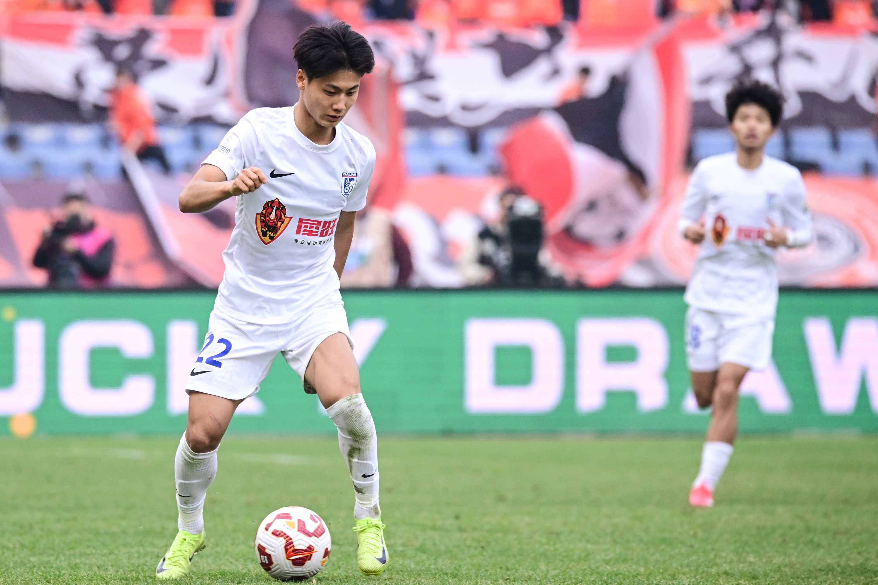 毛伟杰晒月最佳奖杯:大连英博3-2胜武汉三镇