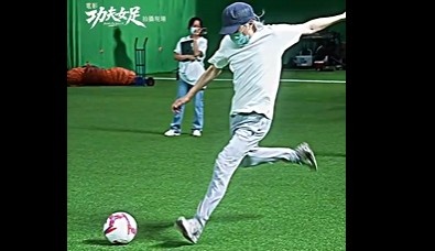 64岁周星驰片场射门:动作连贯力度大,前国门赵丽娜参演 64岁周星驰片场射门:动作连贯力度大,前国门赵丽娜参演