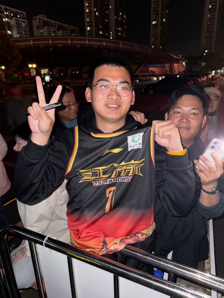 贾尔斯签约北控后社媒告别江苏:感谢球迷,承诺新赛季大杀四方 贾尔斯签约北控后社媒告别江苏:感谢球迷,承诺新赛季大杀四方