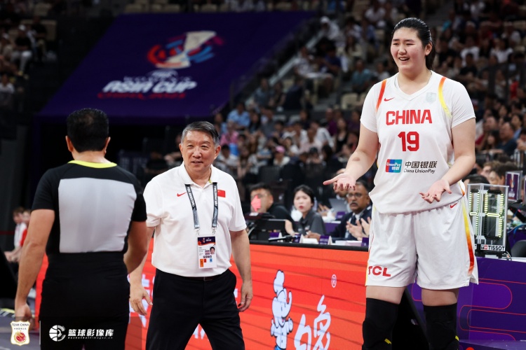 宫鲁鸣定调世界杯为中期大考 女篮携全队赴欧拉练 宫鲁鸣定调世界杯为中期大考 女篮携全队赴欧拉练