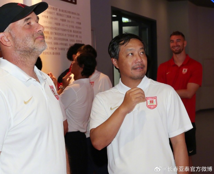 长春亚泰全队参观文化馆，阎峰要求将30年传承转化为赛场斗志
