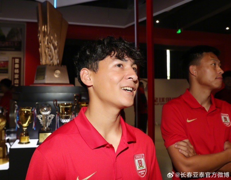 长春亚泰全队参观文化馆，阎峰要求将30年传承转化为赛场斗志