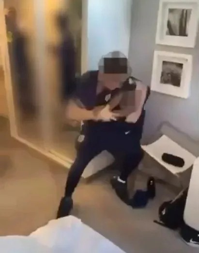 英U16球员霸凌视频曝光：拳打锁喉队友，全队围观起哄拍摄