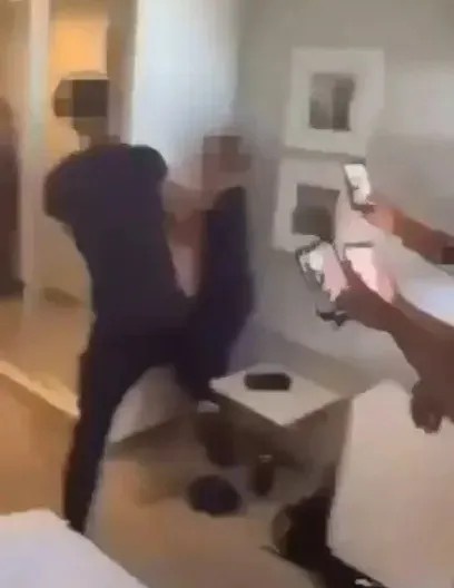 英U16球员霸凌视频曝光：拳打锁喉队友，全队围观起哄拍摄