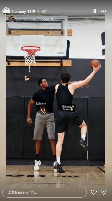 杨瀚森夏训对位科洛克 面部特写曝光状态轻松