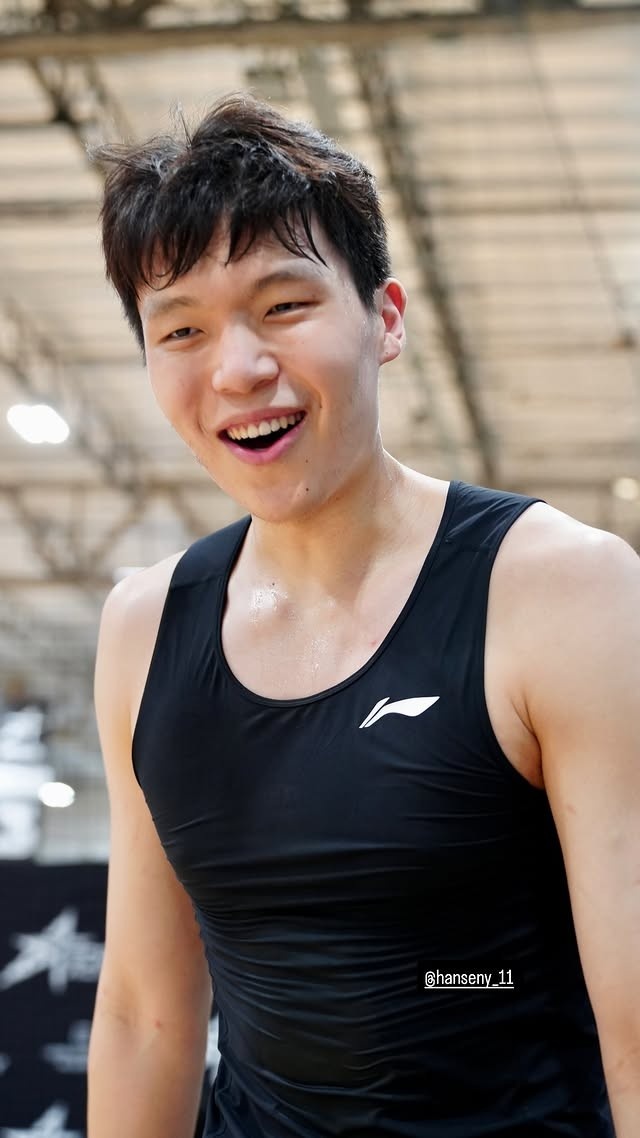 杨瀚森夏训对位科洛克 面部特写曝光状态轻松