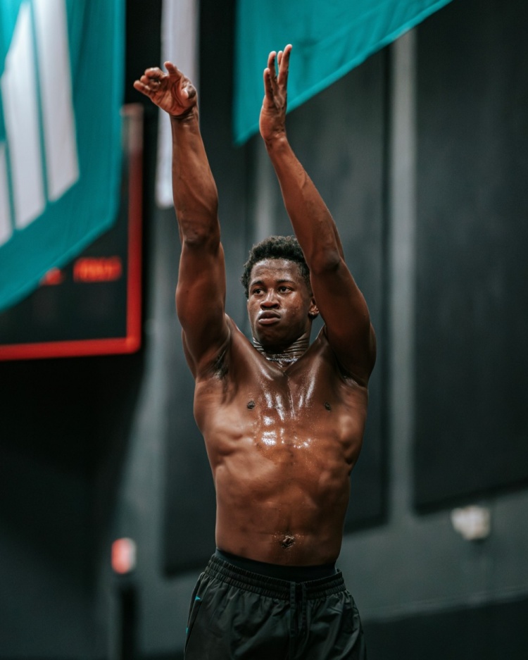 76人后卫埃奇库姆晒训练照：ABCD训练营没有休息日